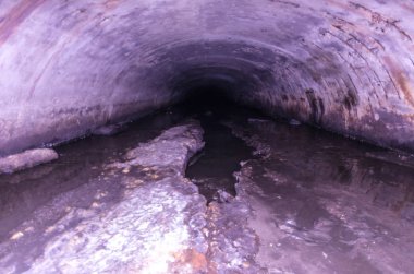 Uzun tünel Metro. Yeraltı akışıdır. Karanlık.