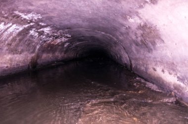 Yeraltı drenaj sistemidir. Arıtma çamuru. Uzun bir tünel.
