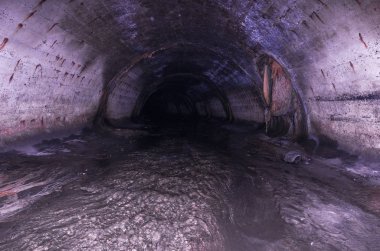 Dar bir oval tünel toprak altında. Kanalizasyon yol. Yeraltı nehri.