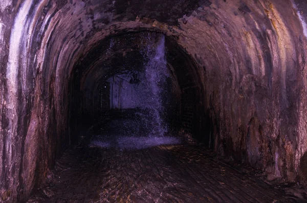 地下瀑布 下水道里的瀑布 地下水 — 图库照片