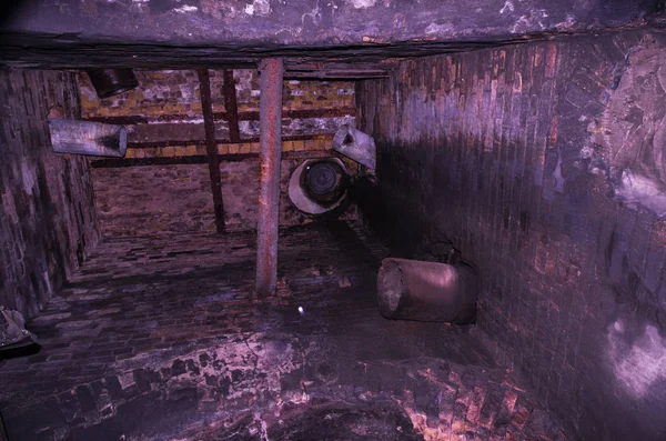 Σκουριασμένο Σωλήνες Τοίχο Από Τούβλα Εγκαταλελειμμένο Υπόγειο Δραματικά — Φωτογραφία Αρχείου