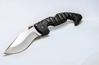 Büyük bir geniş bıçak bıçak. Gri bir arka plan üzerinde bıçak. Çapraz olarak bıçak.