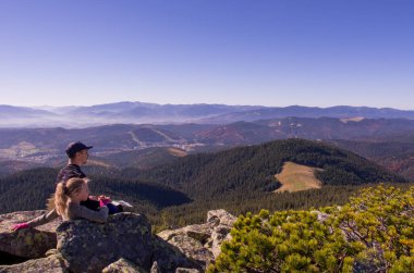 Baba ve kızı doğada dinleniyor. Mekanlarda dinlenmek. Önden Görünüm.