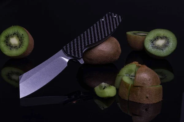Ελικόπτερο σε φέτες φρούτων. Φέτες ακτινίδιο. Φέτες ακτινίδιου και το μαχαίρι. — Φωτογραφία Αρχείου