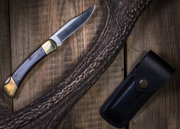 Classico coltello da caccia su fondo ligneo. Coltello americano classico . — Foto Stock