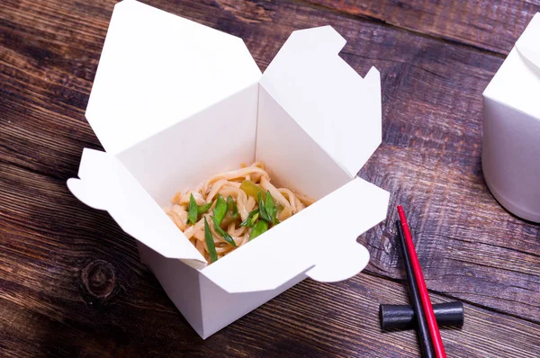 Thaise udon noedels. Gekookte noedels in een doos. — Stockfoto