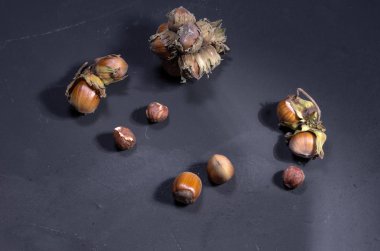 Dağınık fındık. Fındık kabuğunda. Siyah arka plan üzerinde fındık.