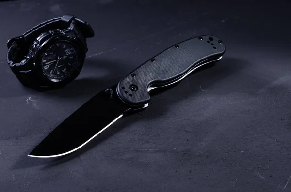 Coltello e orologio dell'esercito. Vigilanza militare. Coltello nero e orologio . — Foto Stock