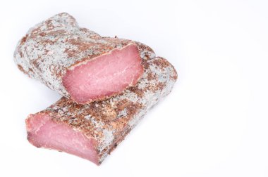 İki parça et. İki adet kurutulmuş et.