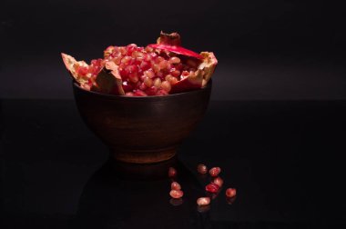 Nar hala hayat. Meyve dökülmüş. Kırmızı ve siyah yansıma ile.