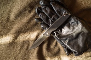 Bıçak. Silah ve giyim. Erkekler öğeleri ve aksesuarları.