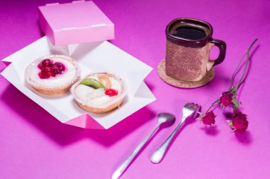 Kahve tatlılar. Kupa ve kek. Tatlı aletleri.