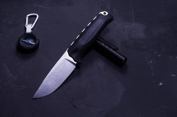 Coltello con lama fissa. Isolare un coltello su uno sfondo nero . — Foto Stock