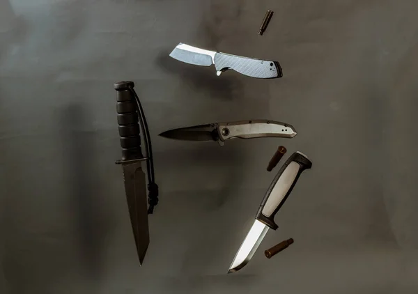 Uçan bıçak ve kurşunlar. Bir kaç bıçak. Bıçaklar havada. — Stok fotoğraf