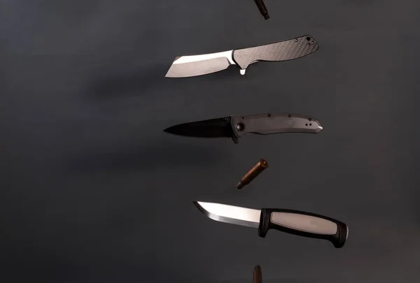 Tres cuchillos diferentes en el aire. Cuchillos vuelan en diferentes direcciones . —  Fotos de Stock
