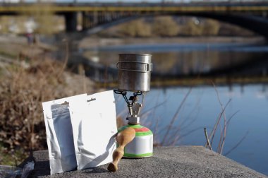 Doğada yarı bitmiş ürünler hazırlanması. Gıda paketleri.