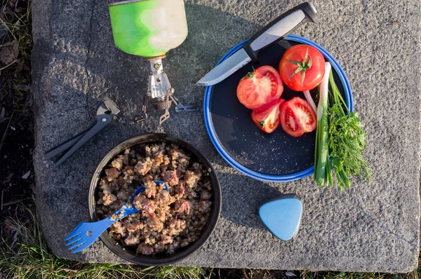 Turista del almuerzo. Desayuno turístico. Decorar y verduras. Gachas y ensalada . — Foto de Stock