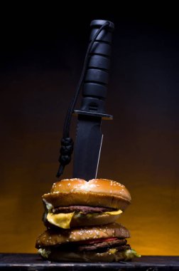 Hamburger içinde büyük bir ordu bıçağı. Öldürdü Burger.