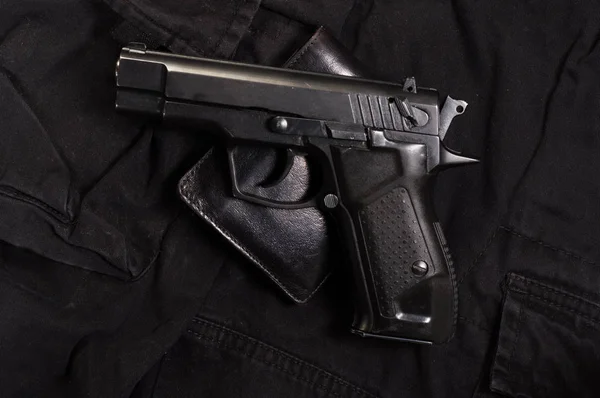 Tabanca ve deri cüzdan. Cüzdanlar ve silah.