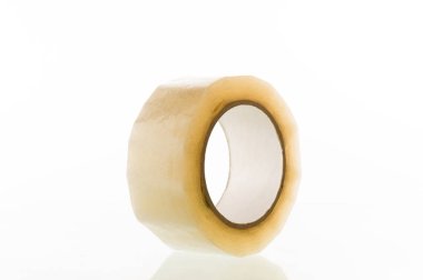 Beyaz arka planda şeffaf elektrik bandı. Ambalaj malzemesi.