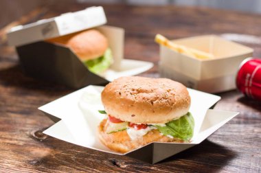 Burger yakın. Burger ön planda. Bir burger ile Kompozisyon.