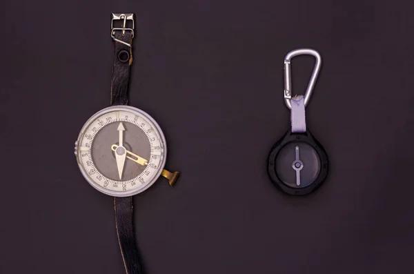 Gammal och modern kompass. Gammalt och nytt. — Stockfoto