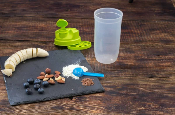 Spor çalkalayıcı. Protein smoothies hazırlanması. Spor menüsü.
