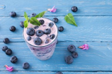 Yaban mersini yapılan yararlı smoothies.