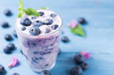 Çilek ile süt granola.