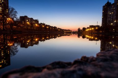 Akşam parkı su da. Nehir kıyısında akşam şehri. Nehir sokak.