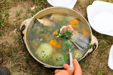 Çorbayı hazırlıyorum. Balık çorbası.