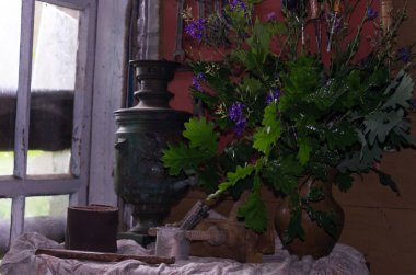 Bir ülkenin ev hala hayatta. Eski çaydanlık ve buket.