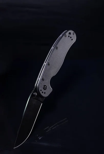 Cuchillo negro sobre fondo negro. Cuchillo americano. Cuchillo de un militar . — Foto de Stock