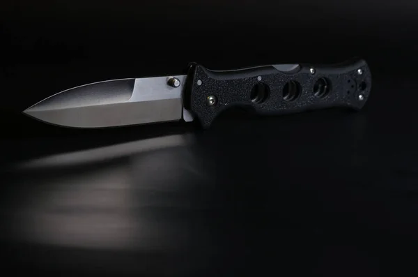 ナイフと反射。黒の背景に黒のナイフ. — ストック写真
