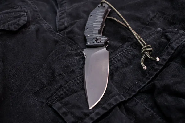 ストラップ付きのナイフ。斜めにナイフ。フレームの中央にナイフ. — ストック写真
