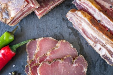 Çeşitli kuru et. Yukarıdan görüntüleyin. Et ve baharatlar.