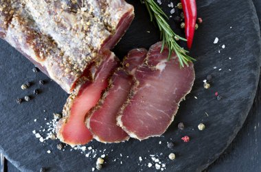 İnce et parçaları. İnce dilimlenmiş.