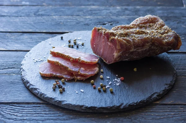 Balyk seco. La carne se cocina en casa. Snack a cerveza . — Foto de Stock