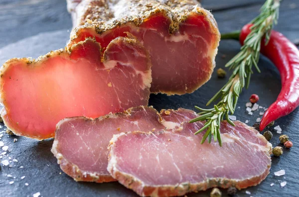 İnce kuru et dilimleri. ince dilimler.