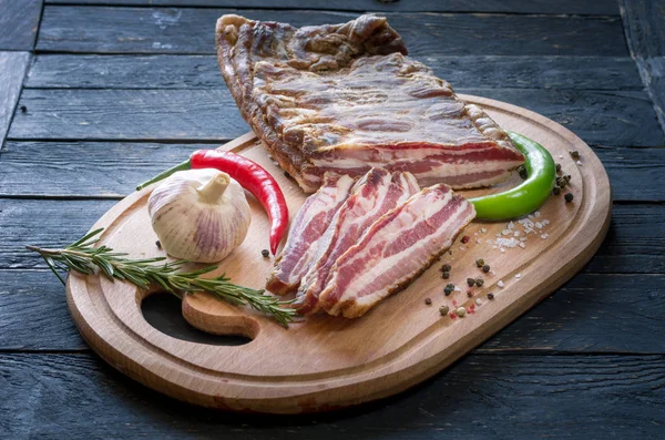 Cortar carne casera. Pimienta y ajo. Carne en el tablero de la cocina . — Foto de Stock