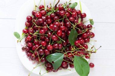 Tam tabak kırmızı kiraz. Ev kiraz.