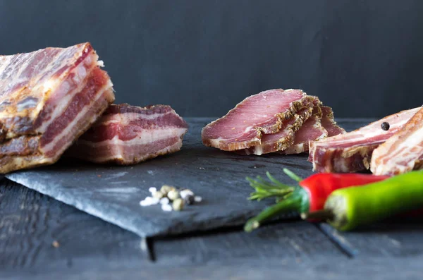 Trozos de carne seca. Panceta seca. Carne seca en casa . — Foto de Stock