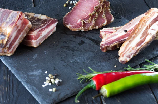 Cerdo seco y carne de res. Carne seca y especias . — Foto de Stock