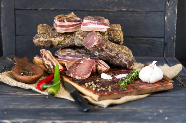 Mucha carne seca. Carne seca sobre una mesa de madera . — Foto de Stock