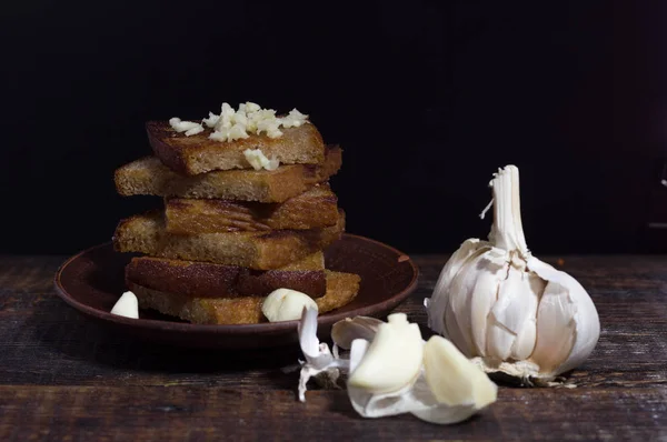 Fried slices of bread with garlic. Slices of bread on a saucer. — Stock Image Fried slices of bread with garlic. Slices of bread on a saucer. Stock Picture
