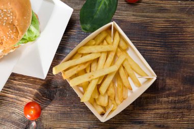 Patates kızartması ve pirinci ile burger. Fast food menüsü.
