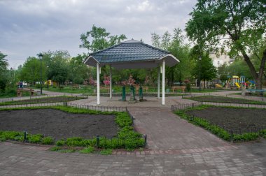 Eğlence için park edin. Çiçek yatakları ve banklar ile Kare.