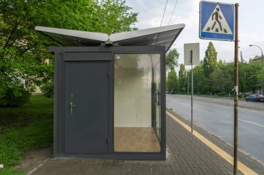 Büyük pencere ve kapı. Boşluk ve dolu. Karşıt.