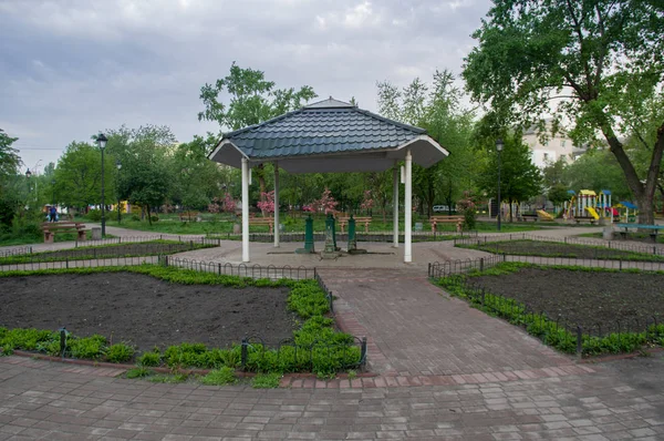 Park voor recreatie. Vierkant met bloemperken en banken. — Stockfoto