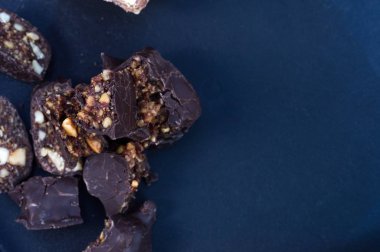 Çikolatalı şekerler. Kavrulmuş tatlılar. Fındıklı çikolatalar.